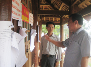 Đ/c Đinh Duy Sơn – Phó CT HĐND tỉnh, Phó CT Thường trực UBBC tỉnh kiểm tra công tác chuẩn bị bầu cử tại xã Phú Vinh.