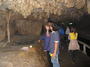 Nhũ đá thuộc quần thể di tích hang động tại Chùa Tiên, Phú Lão (Lạc Thuỷ) vẫn còn nguyên vẹn nhờ chính quyền địa phương làm tốt công tác bảo tồn.