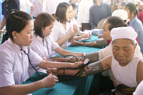 Các y, bác sỹ khám bệnh cho nhân dân xã Lạc Lương.