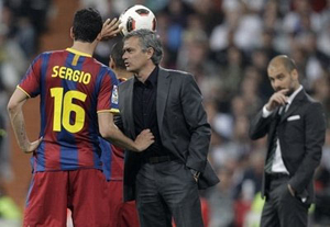 Mourinho (giữa) phải trả giá cho những phát ngôn bừa bãi nhắm vào UEFA.