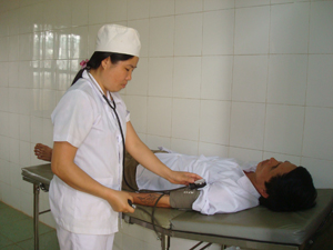Trạm y tế xã Phong Phú khám - chữa bệnh cho nhân dân.