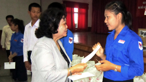 Trao học bổng Vừ A Dính cho học sinh nghèo tại tỉnh Sekong (Lào)