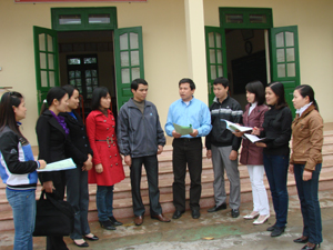 Hiện nay, đội ngũ cán bộ, giáo viên huyện Yên Thủy có trình độ đại học, cao đẳng chiếm trên 56%. 
Ảnh: Giáo viên trường THCS Yên Lạc là lực lượng nòng cốt trong phong trào thi đua 
