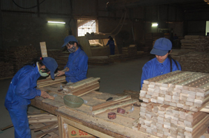 Công ty TNHH Phú Đạt (Kỳ Sơn) tạo việc làm và thu nhập ổn định cho trên 80 lao động địa phương.