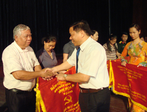 Đ/C Hoàng Việt Cường, Bí thư Tỉnh uỷ, Chủ tịch HDND tỉnh trao cờ của BCH Đảng bộ tỉnh cho 41 TCCS Đảng đạt TS-VM tiêu biểu 5 năm liên tục 2006-2010