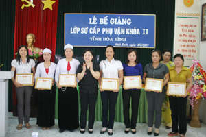 Lãnh đạo Hội LHPN tỉnh trao giấy khen cho 7 học viên có thành tích tốt trong học tập và rèn luyện.