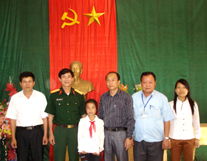 Ban CHQS thành phố trao tiền học bổng cho em Đinh Thị Huyền học sinh lớp 6B trường THCS Thái Thịnh.
