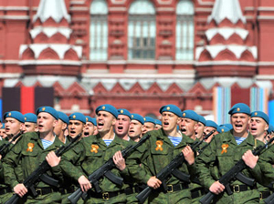 Binh sĩ Nga tham gia diễu binh.
