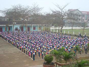 Học sinh Trường THCS Yên Trấn (huyện Đức Thọ,Hà Tĩnh) đồng diễn múa hát.
