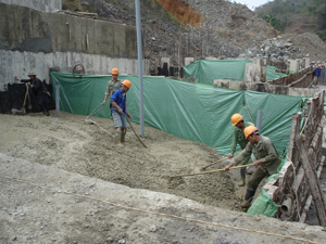Thi công hạng mục đổ bê tông đập lên đều tại công trình hồ Cạn Thượng (Cao Phong), dự kiến tháng 7/2011 sẽ bàn giao gói thầu đập bê tông.