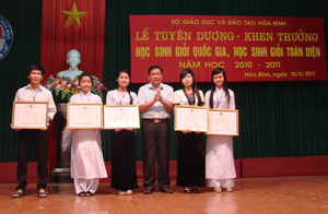 Đồng chí Hoàng Việt Cường, Bí thư tỉnh ủy, Chủ tịch HDND tỉnh trao bằng khen của UBND tỉnh cho học sinh đoạt giải nhì kỳ thi học sinh giỏi quốc gia năm học 2010 - 2011.