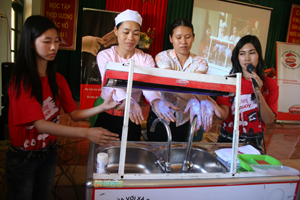 Hội viên phụ nữ xã Yên Nghiệp ( Lạc Sơn) thực hiện cách rửa tay sạch với xà phòng.
