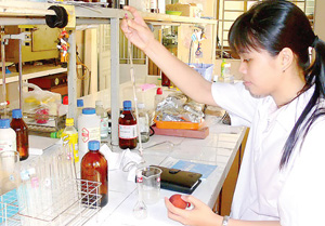 Học viên cao học đang thực tập tại Phòng Thí nghiệm Công nghệ sinh học Trường ĐH Khoa học tự nhiên TPHCM