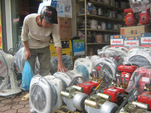 Đã vào mùa nóng nhưng khách hàng vẫn chưa vồn vã với các sản phẩm điện máy-điện lạnh.