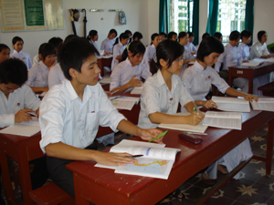 Học sinh khối 12 trường THPT chuyên Hoàng Văn Thụ trong giờ ôn thi tốt nghiệp môn địa lý.