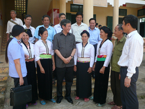 Đồng chí Đinh Thế Huynh, UVBCT, Bí thư T.ư Đảng, Trưởng Ban Tuyên giáo T.ư và các ứng cử viên tiếp xúc cử tri huyện Đà Bắc.