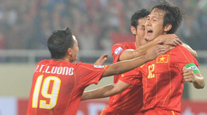 Minh Phương (12) chung vui với đồng đội trong trận thắng Myanmar ở AFF Suzuki Cup 2010