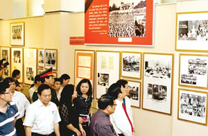 Khách tham quan Triển lãm “Chủ tịch Hồ Chí Minh với con đường giải phóng dân tộc”.