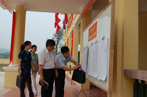 Các thành viên UBBC TPHB kiểm tra công tác chuẩn bị bầu cử tại xã Dân Chủ