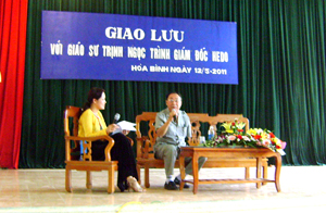 giáo sư Trịnh Ngọc Trình giao lưu với thầy và trò nhà trường