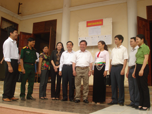 Đồng chí Bùi Văn Tỉnh, UVTƯ Đảng, Chủ tịch UBND và các tỉnh ứng cử viên ĐBQH khóa XIII tiếp xúc cử tri tại Lạc Sơn