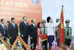 Đồng chí Nguyễn Văn Quang, Phó Bí thư Thường trực Tỉnh ủy gắn Huân chương Lao động hạng nhì lên lá cờ truyền thống của ngành Công Thương