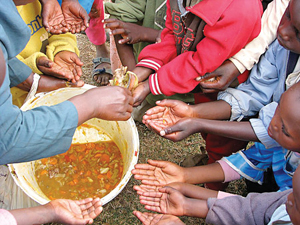 Trong khi trẻ em châu Phi chịu cảnh đói nghèo thì vẫn có 1,3 tỷ tấn lương thực bị lãng phí mỗi năm.
