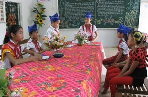 Bùi Linh Hòa (đứng giữa) điều hành cuộc họp đội cờ đỏ hàng tuần.