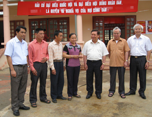 Đồng chí Bùi Văn Tỉnh, UVTƯ Đảng, Phó Bí thư Tỉnh ủy, Chủ tịch UBND tỉnh tiếp xúc cử tri xã Đông Phong.