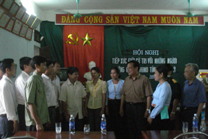 Các ứng cử viên đại biểu HĐND tỉnh khóa XV tiếp xúc cử tri các xã vùng sâu huyện Tân Lạc.