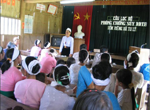 Cộng tác viên dinh dưỡng xóm Riêng, xã Tu Lý (Đà Bắc) thực hiện hướng dẫn các bà mẹ có con nhỏ về thực hành dinh dưỡng tại hộ gia đình.
