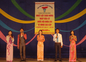 Đội văn nghệ của Phòng VH-TT thành phố Hòa Bình biểu diễn tuyên truyền về ngày bầu cử tại xã Thái Thịnh.