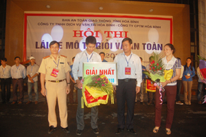 Ban tổ chức trao thưởng cho thí sinh Tạ Quang Tiến đoàn Lạc Thủy đoạt giải nhất tại Hội thi.