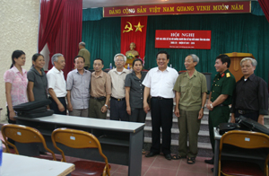 Các ứng cử viên đại biểu HDND tỉnh tiếp xúc cử tri tại thị trấn Mường Khến ( Tân Lạc).