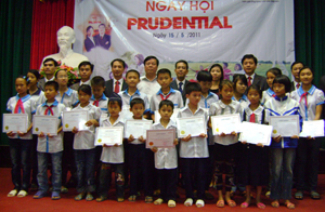 Đại diện công ty trao 20 suất quà cho học sinh nghèo huyện Tân Lạc