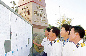 Các cán bộ - chiến sĩ trên đảo Song Tử Tây tìm hiểu ứng cử viên trước khi bỏ phiếu.