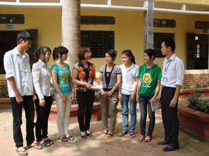 Thầy và trò trường THPT Mường Bi (Tân Lạc) đã có sự chuẩn bị về nhiều mặt, sẵn sàng bước vào kỳ thi tốt nghiệp THPT năm 2011. Năm 2010, trường đỗ tốt nghiệp 98,7%.