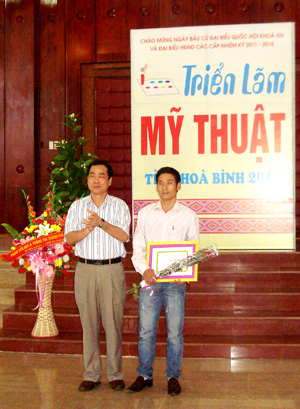 Đồng chí Nguyễn Văn Quang, Phó Bí thư Thường trực Tỉnh ủy trao giải nhất cho tác giả Nguyễn Việt Dũng.