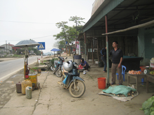 Cột bơm xăng mini vẫn hoạt động công khai tại các tuyến đường, điểm dân cư tập trung.  ảnh chụp tại chợ Phú Cường (Tân Lạc).