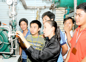 Cô Nguyễn Thị Minh Trinh - Trường ĐH Bách khoa TPHCM đang hướng dẫn về hệ thống nhiệt điện