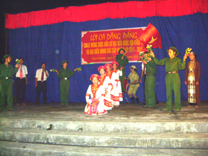 Biểu diễn nghệ thuật chào mừng bầu cử tại xã Ngọc Lương (Yên Thủy).