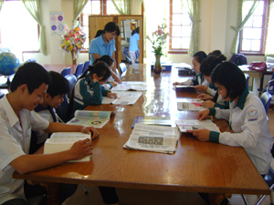 Thư viện trường THPT chuyên Hoàng Văn Thụ có trên 13.000 sách, báo , tạp chí phục vụ nhu cầu đọc của giáo viên, học sinh.