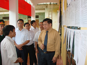 Đồng chí Hoàng Việt Cường, Bí thư Tỉnh ủy, Chủ tịch HĐND tỉnh thăm, kiểm tra công tác bầu cử tại xóm Sòng, xã Độc Lập (Kỳ Sơn).