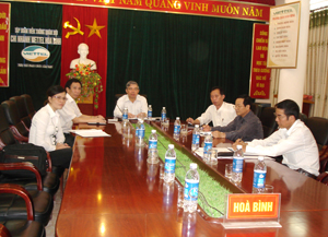 Đồng chí Bùi Ngọc Đảm, Phó Chủ tịch TT UBND tỉnh và các đại biểu tỉnh tham dự hội nghị trực tuyến.