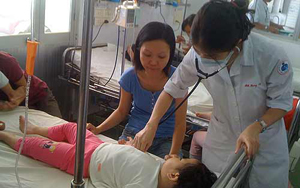 Một bệnh nhi điều trị bệnh tay chân miệng tại Bệnh viện Nhi Đồng 1 - TPHCM