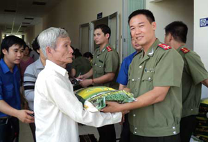Đoàn công tác từ thiện tặng quà, khám bệnh và phát thuốc cho người nghèo xã Tân Thành Bình (huyện Mỏ Cày, tỉnh Bến Tre).