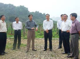 Đồng chí Nguyễn Văn Quang, Phó Bí thư Thường trực Tỉnh ủy thăm mô hình trang trại tại Công ty TNHH một thành viên Sông Bôi (Lạc Thủy).
