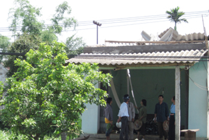 Nhà dân ở xóm Nen, xã Thanh Hối chưa lợp được mái sau cơn lốc.