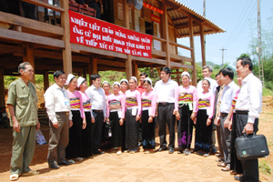 Các ứng cử viên đại biểu HĐND tỉnh khóa XV tiếp xúc cử tri xã  Pù Bin (Mai Châu).
