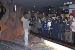 Khách tham quan Bảo tàng Hồ Chí Minh, nơi trưng bày hiện vật và tài liệu về hành trình tìm đường cứu nước của Bác Hồ